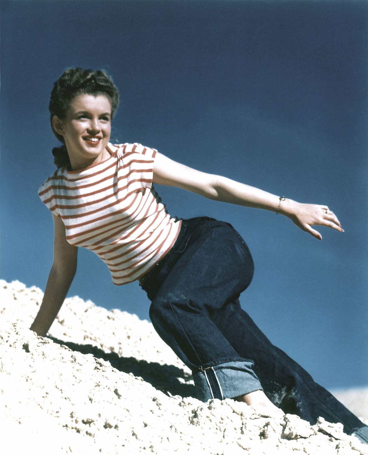 女性らしいシルエットで着こなすジーンズ姿も流行に