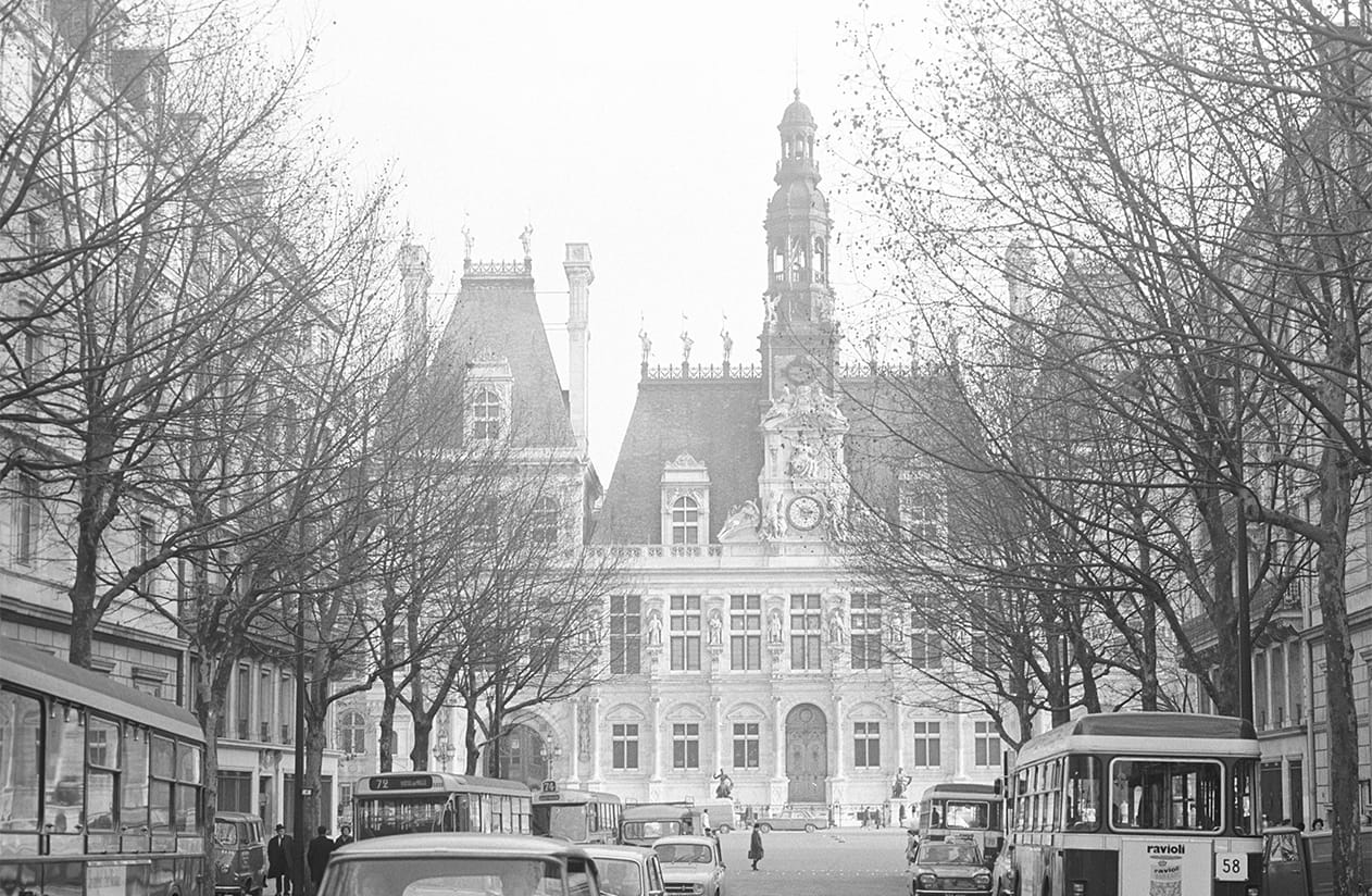 漆黒のアイラインを描いた切れ長の瞳で一世を風靡した