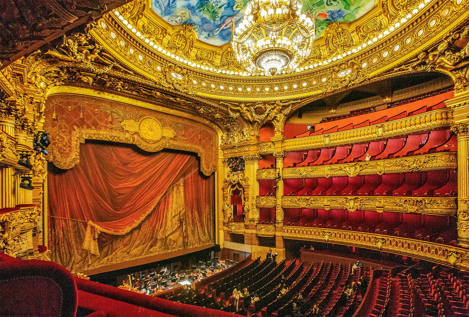 劇場での女性の華やかな装いを描いて人気に