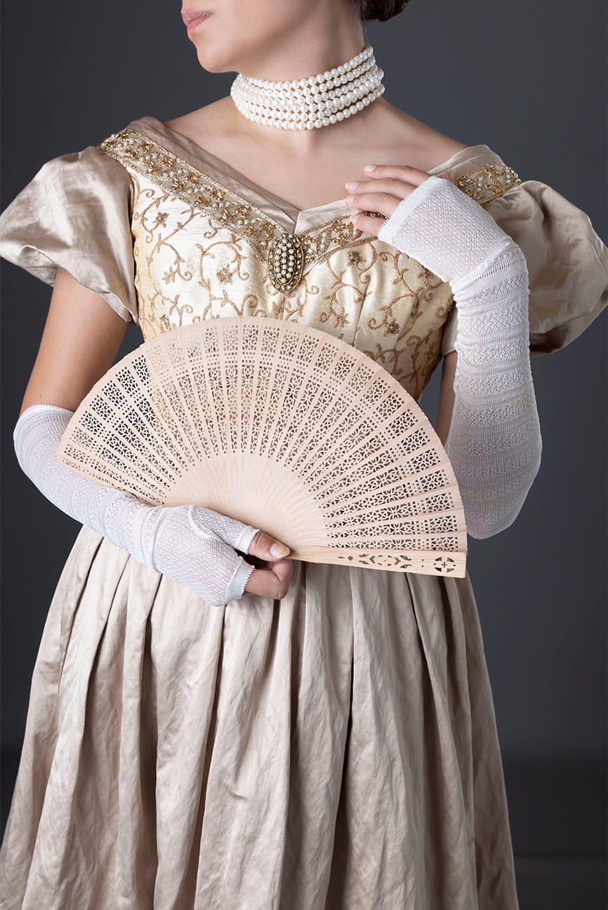 手袋や帽子、扇などセンスのよい小物使いが魅力