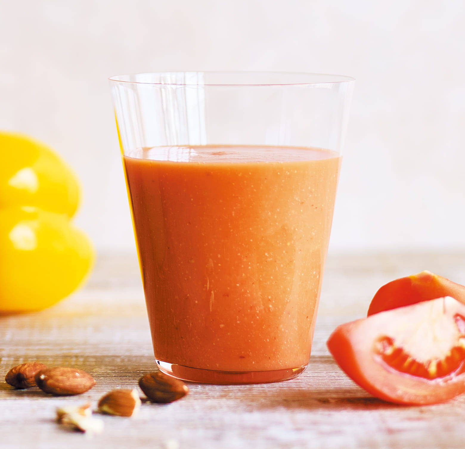 いちご、トマト、にんじんのドリンク