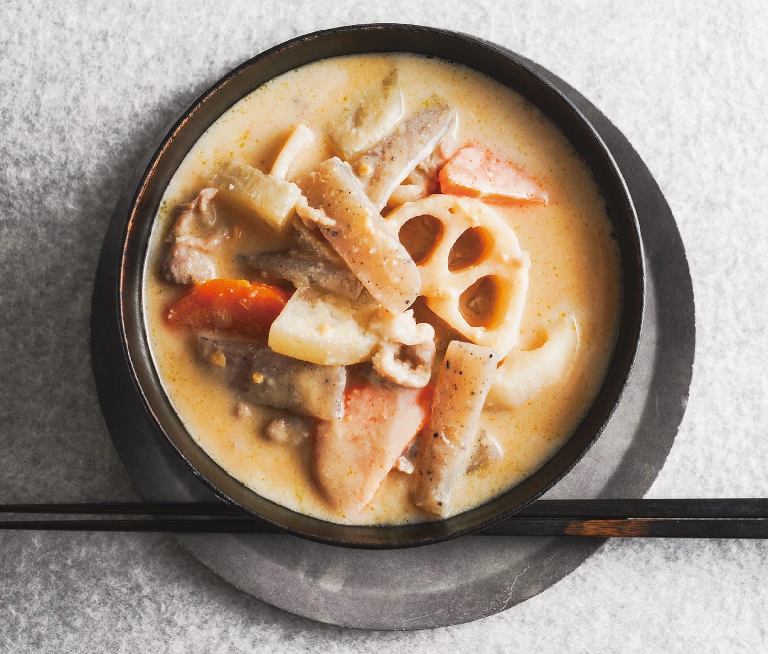 こんにゃくと根菜の豚粕汁