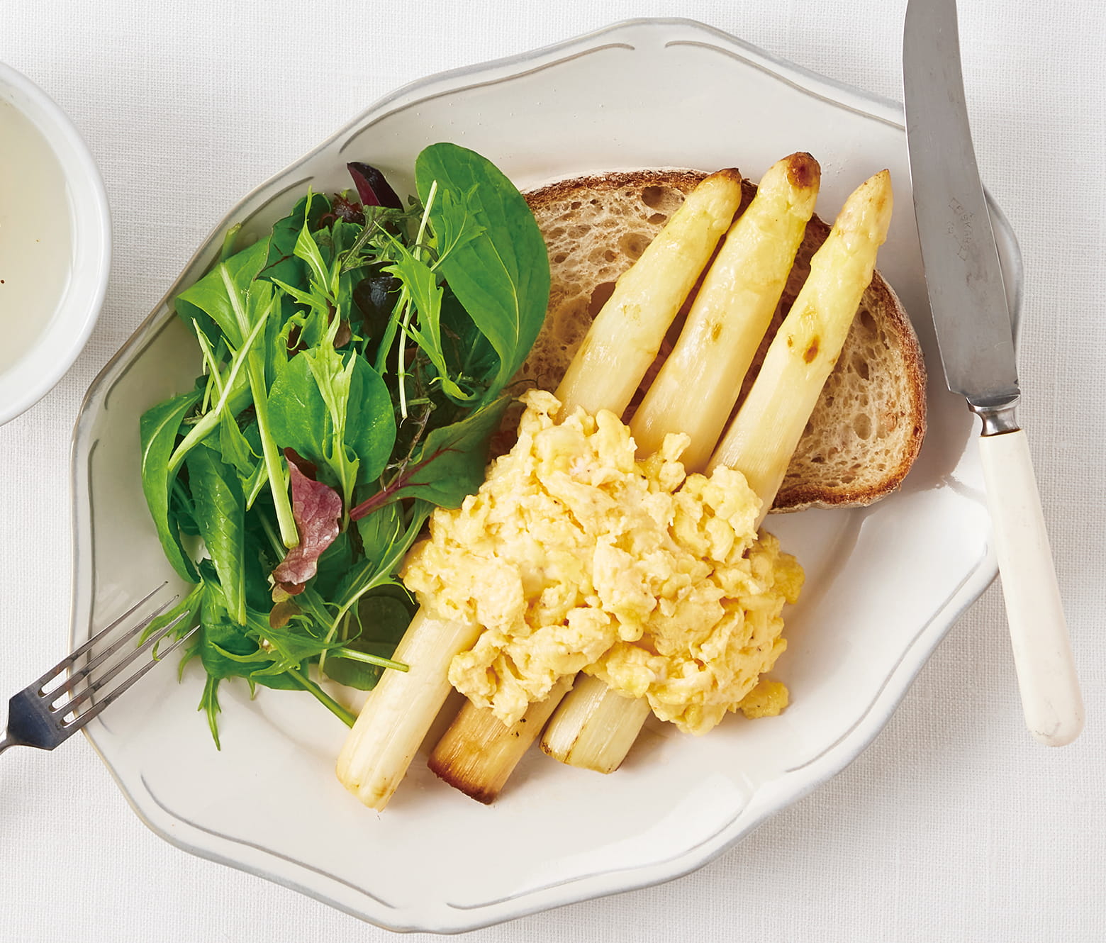 ホワイトアスパラガスのソテーチーズ卵ソースかけ