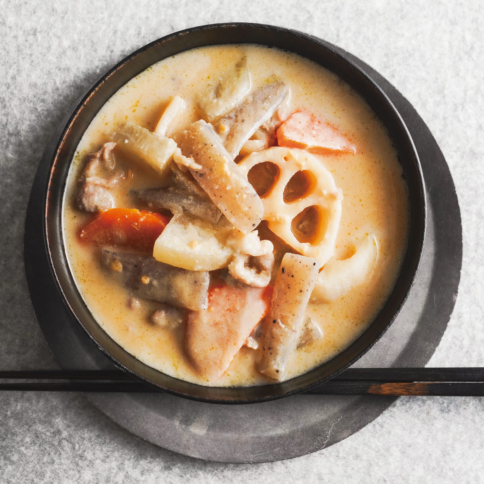 こんにゃくと根菜の豚粕汁