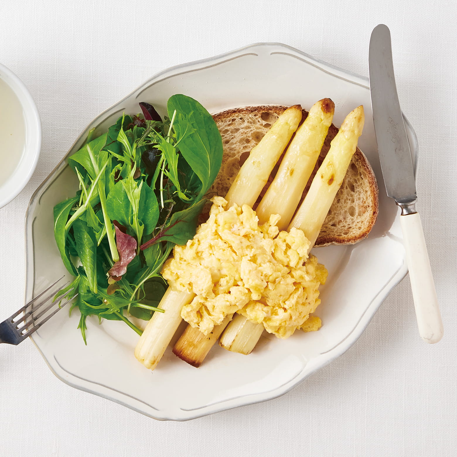 ホワイトアスパラガスのソテー　チーズ卵ソースかけ